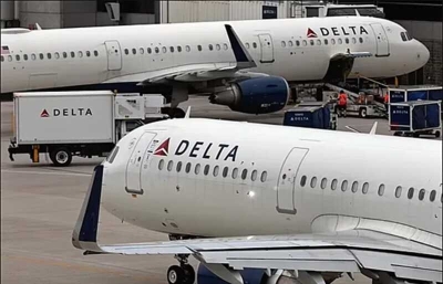 Рейс американской компании развернули из-за опарышей, падавших на пассажиров из багажного отсека
